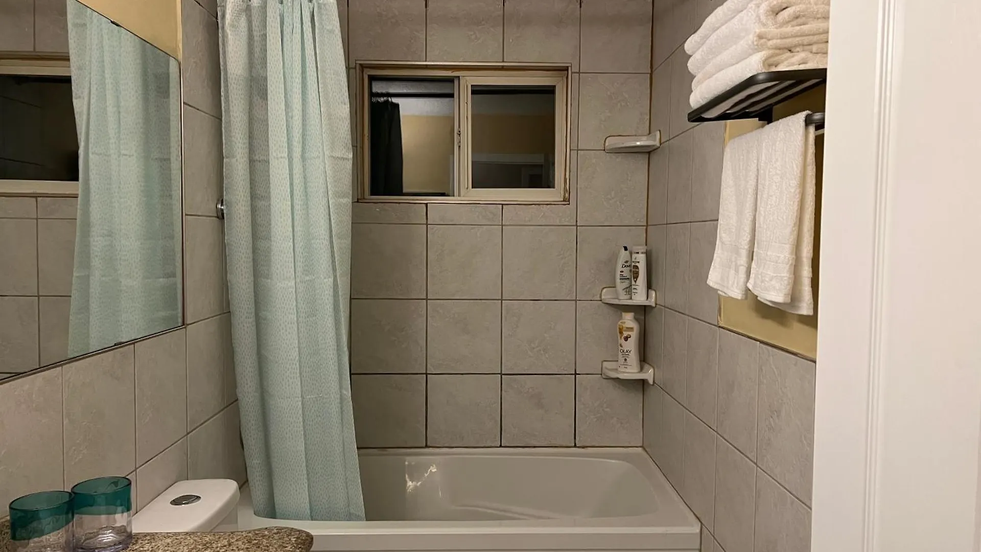 Luxurious 2Br Whole Main Level -Single House Apartment Calgary Canada