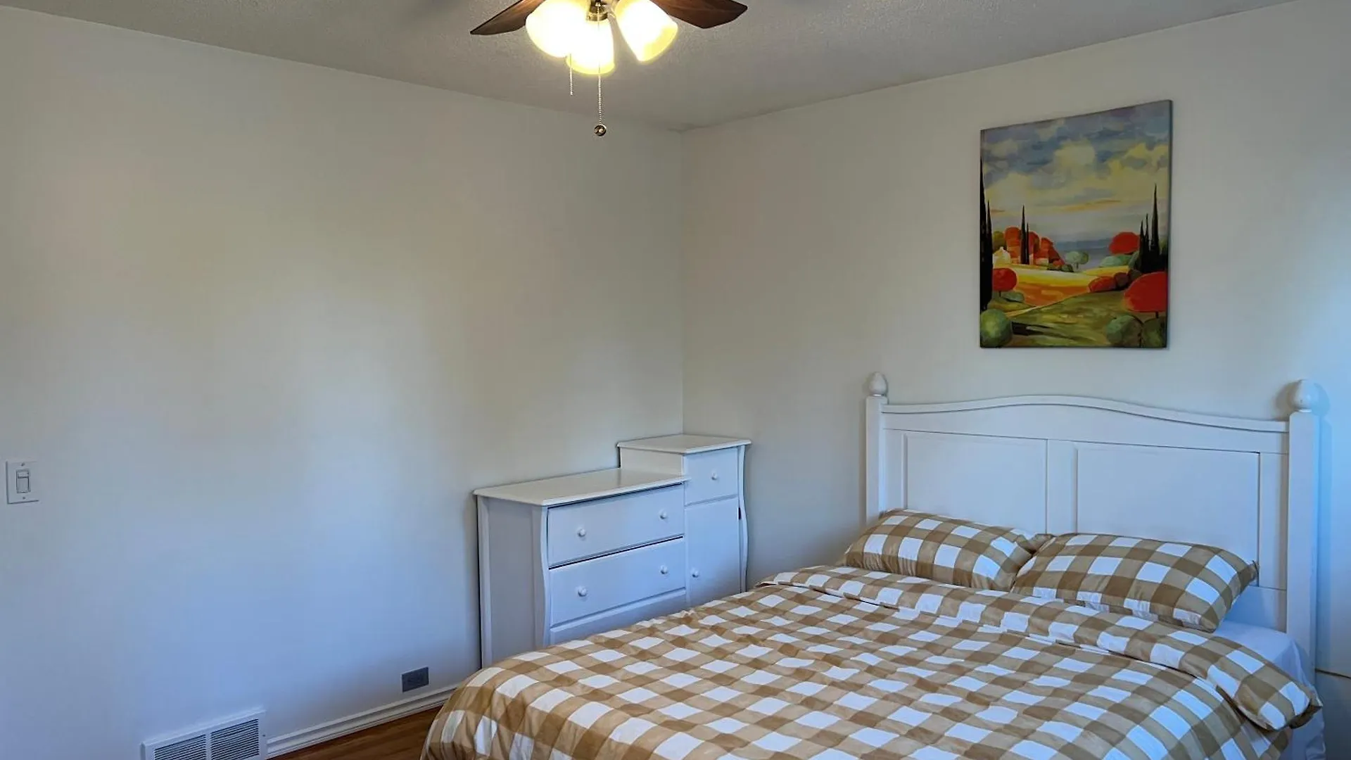 Luxurious 2Br Whole Main Level -Single House Apartment Calgary