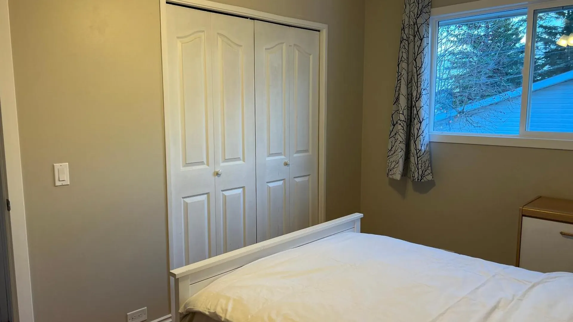 Luxurious 2Br Whole Main Level -Single House Apartment Calgary Canada