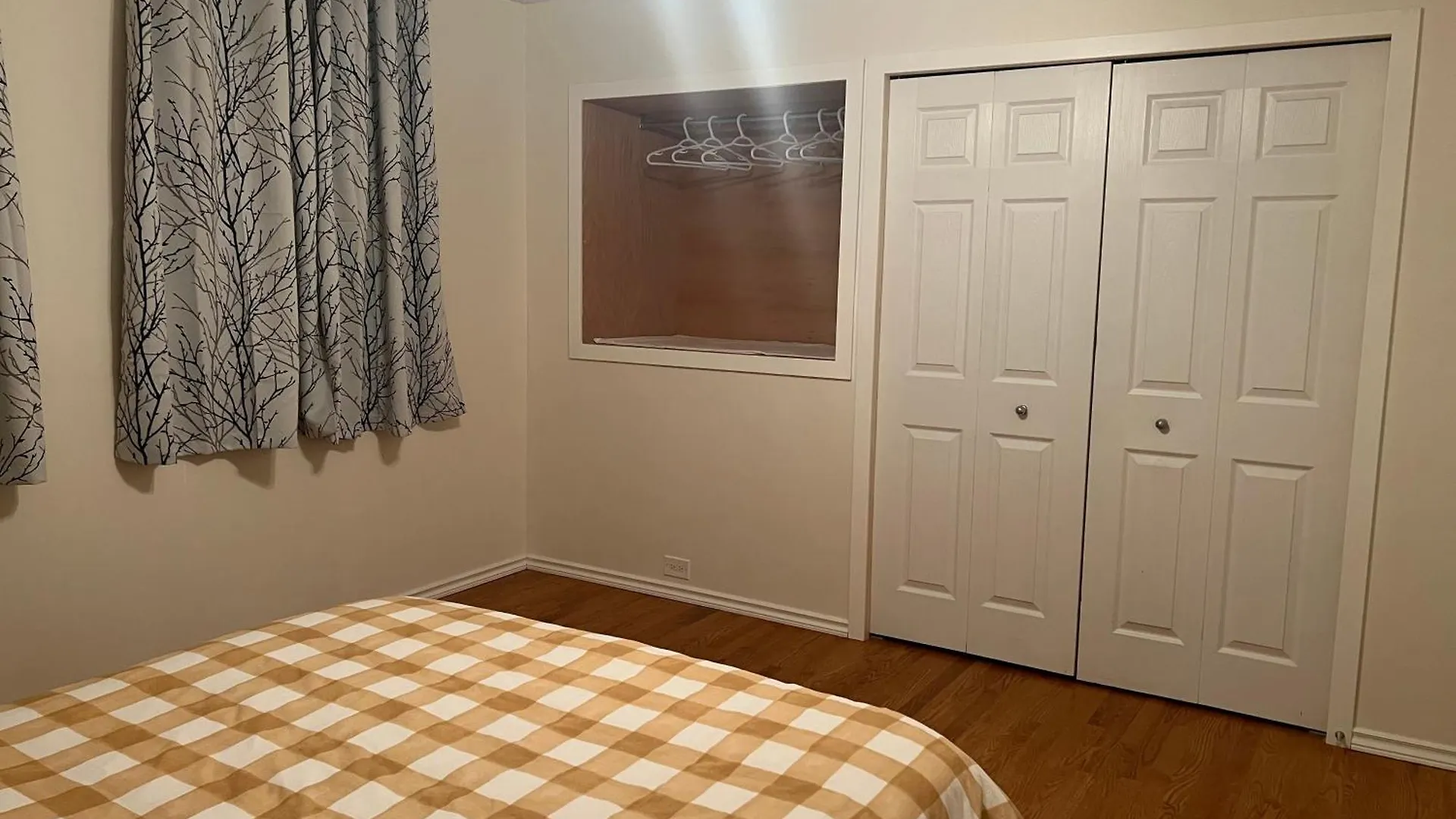 Luxurious 2Br Whole Main Level -Single House Apartment Calgary
