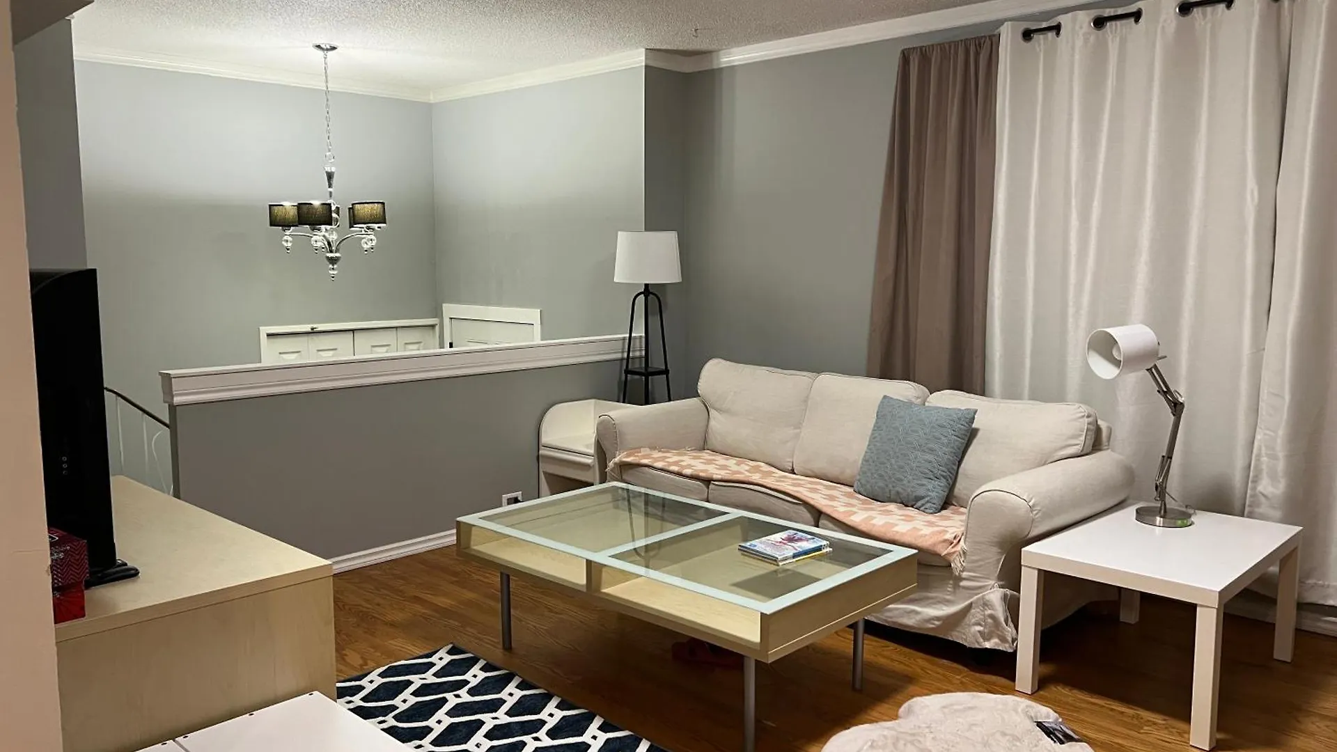 Luxurious 2Br Whole Main Level -Single House Apartment Calgary