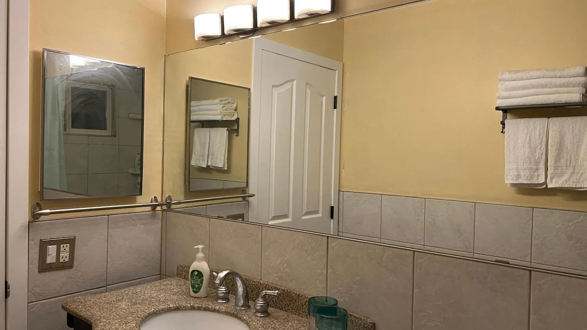 Апартаменты Luxurious 2Br Whole Main Level -Single House Калгари