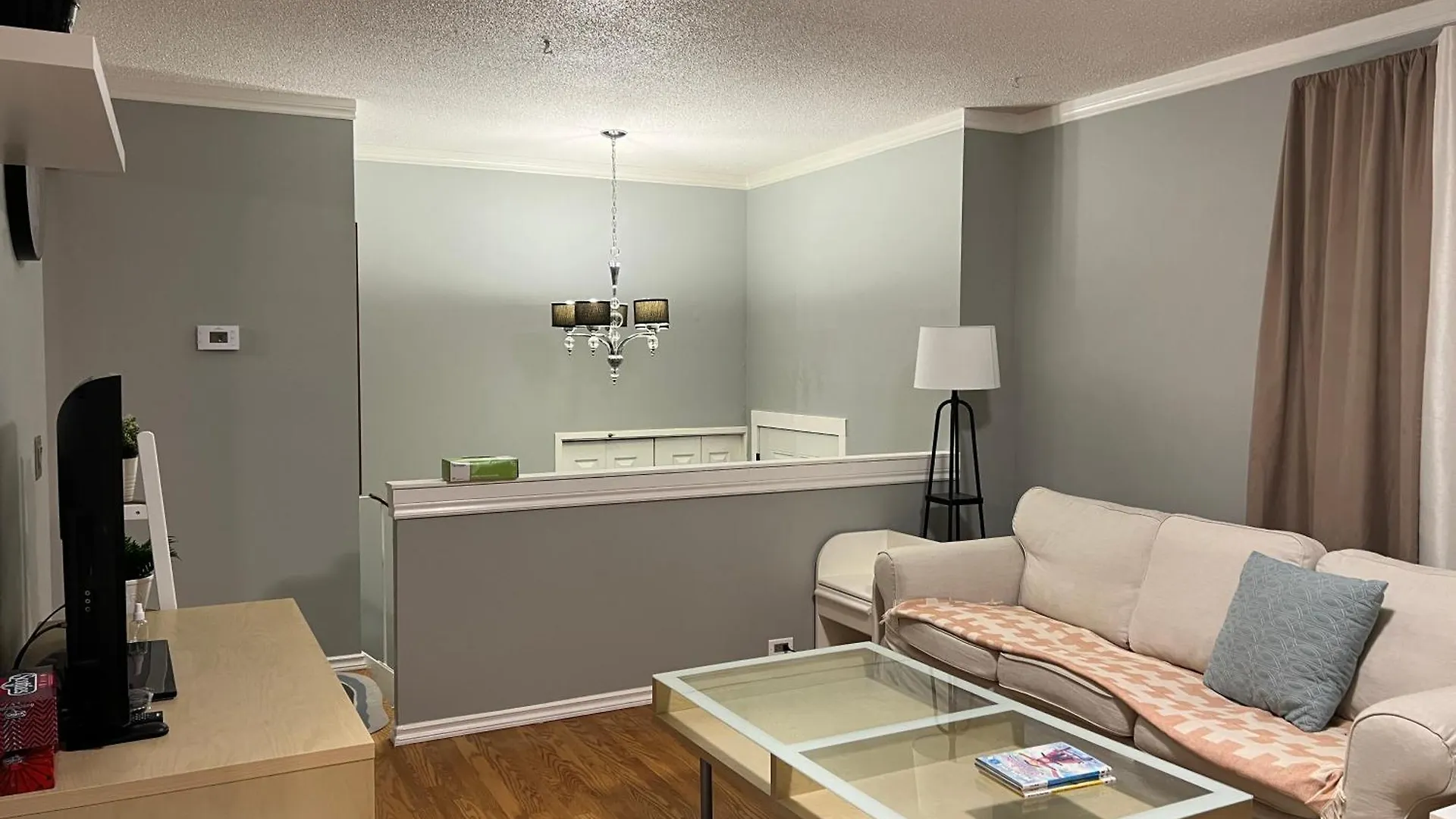 Апартаменты Luxurious 2Br Whole Main Level -Single House Калгари