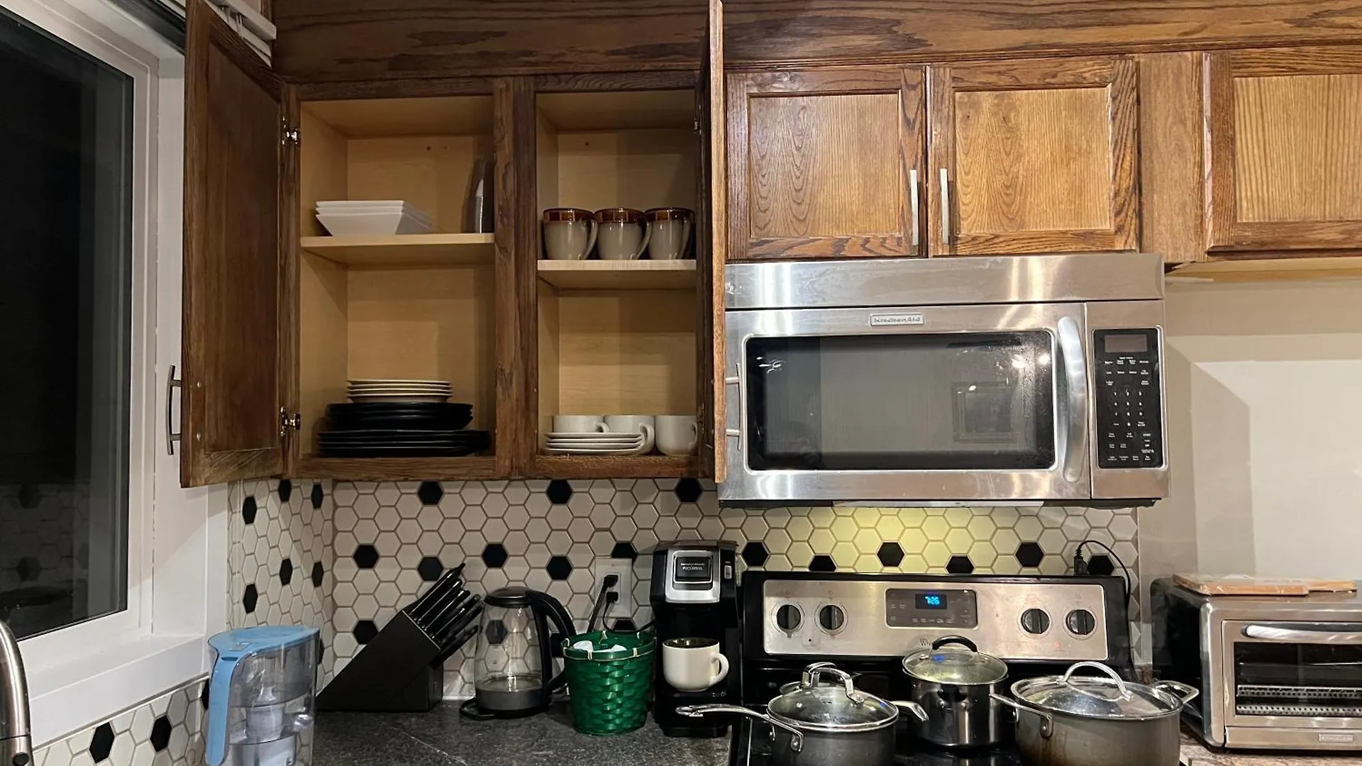 Luxurious 2Br Whole Main Level -Single House Apartment Calgary