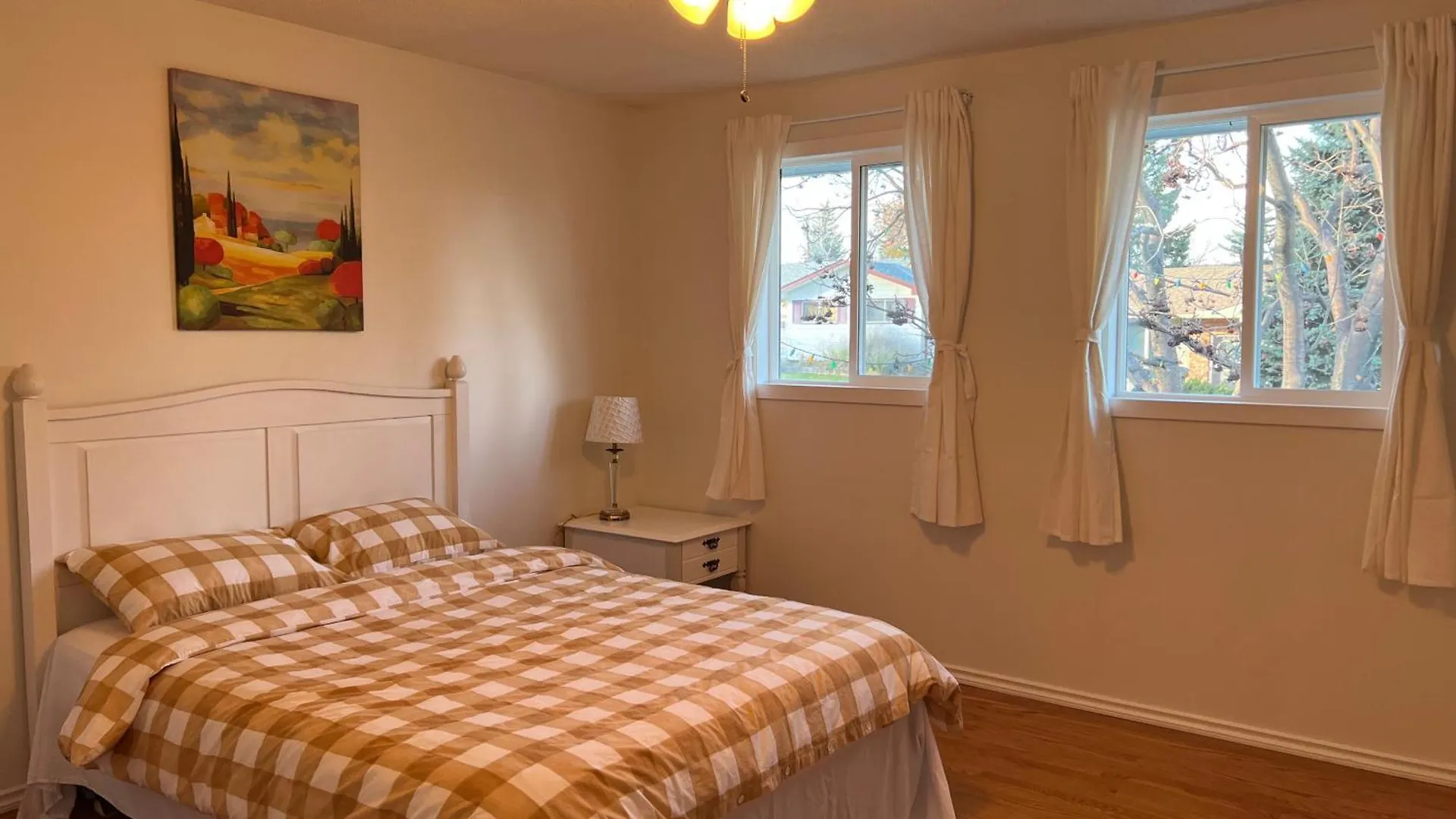 Luxurious 2Br Whole Main Level -Single House Apartment Calgary Canada